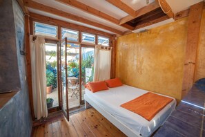 Double Room, Private Bathroom, Garden Area | In-room safe, blackout curtains, free WiFi - Casa Caracol - Hostel (Cádiz)
