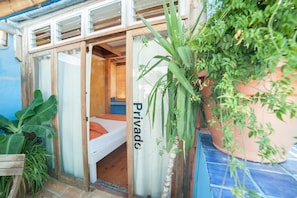 Double Room, Private Bathroom, Garden Area | In-room safe, blackout drapes, free WiFi - Casa Caracol - Hostel (Cádiz)