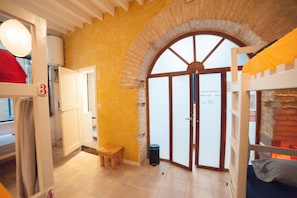Shared Dormitory, Mixed Dorm, Private Bathroom | In-room safe, blackout drapes, free WiFi - Casa Caracol - Hostel (Cádiz)