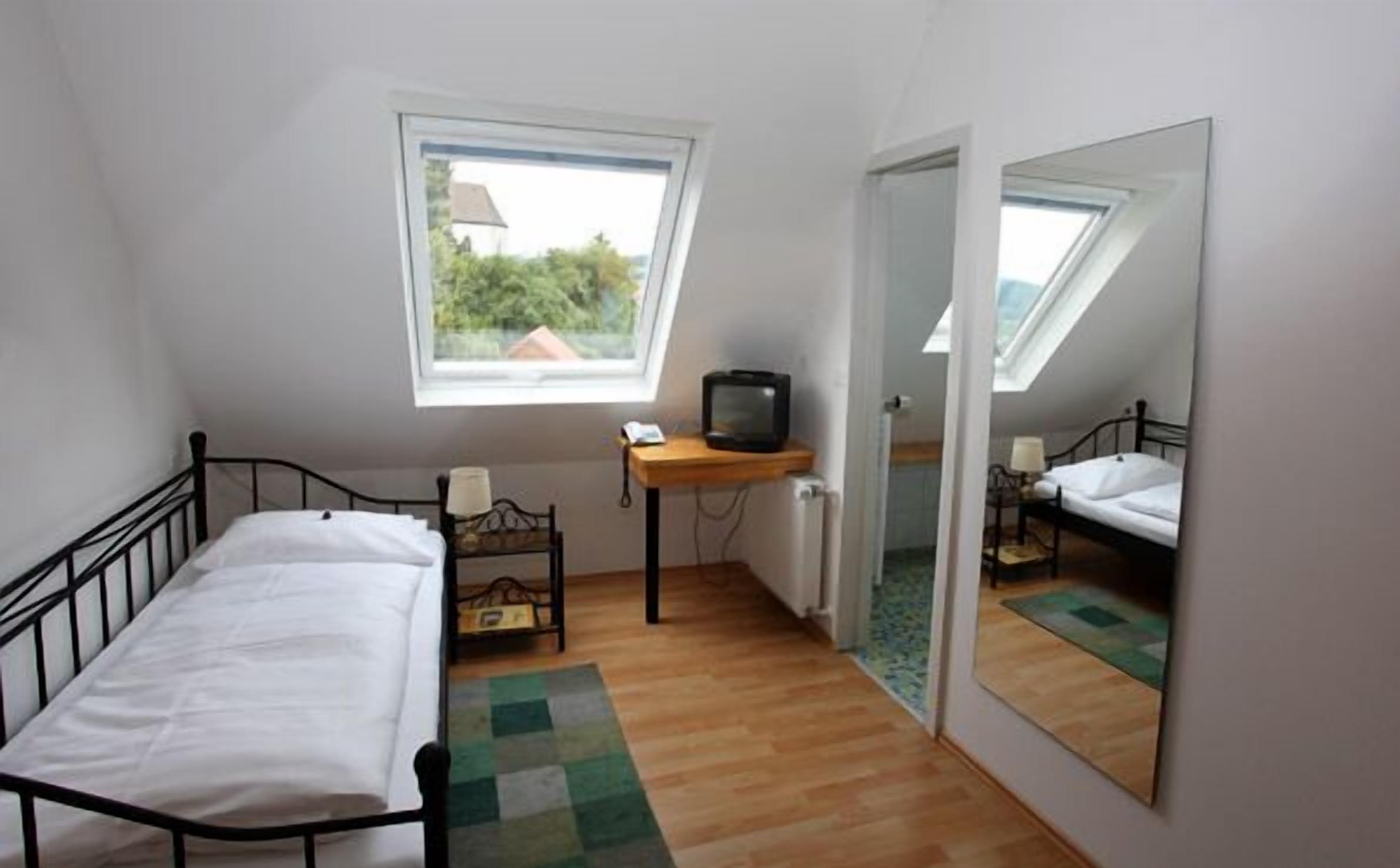 standard single room | 1 bedroom, minibar, desk, iron/ironing board