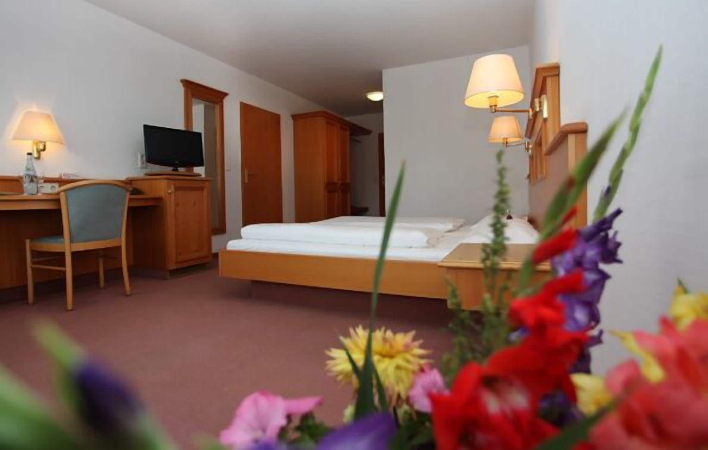 standard double room, 1 double bed, accessible, non smoking | 1 bedroom, minibar, desk, iron/ironing board
