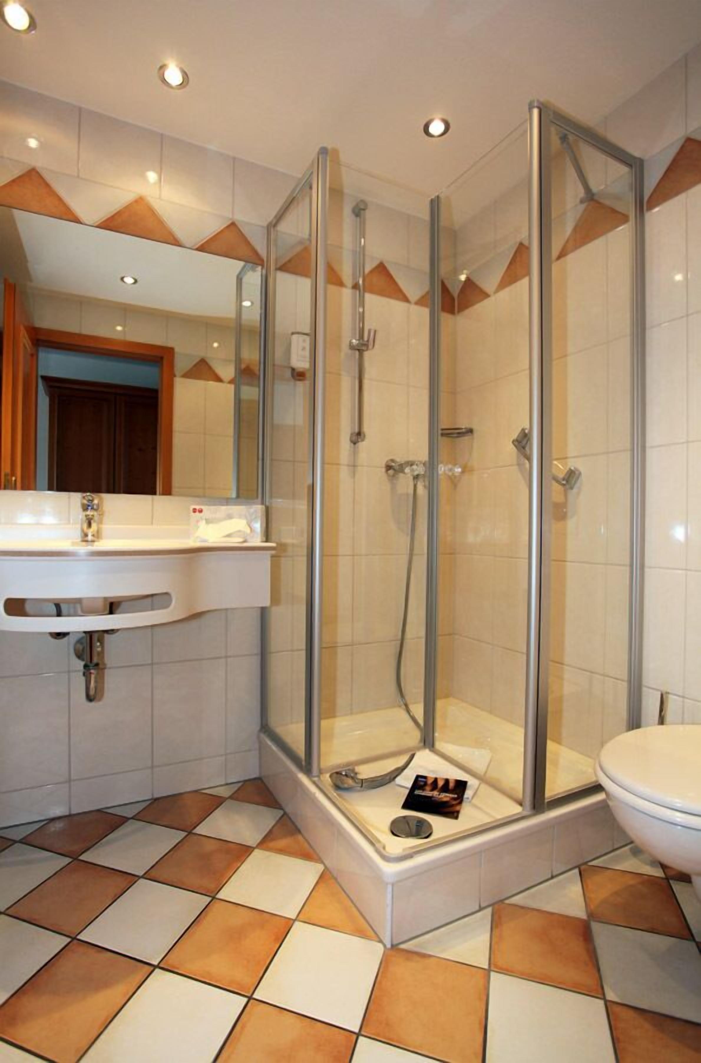 standard double room, 1 double bed, accessible, non smoking | bathroom | shower, free toiletries, towels