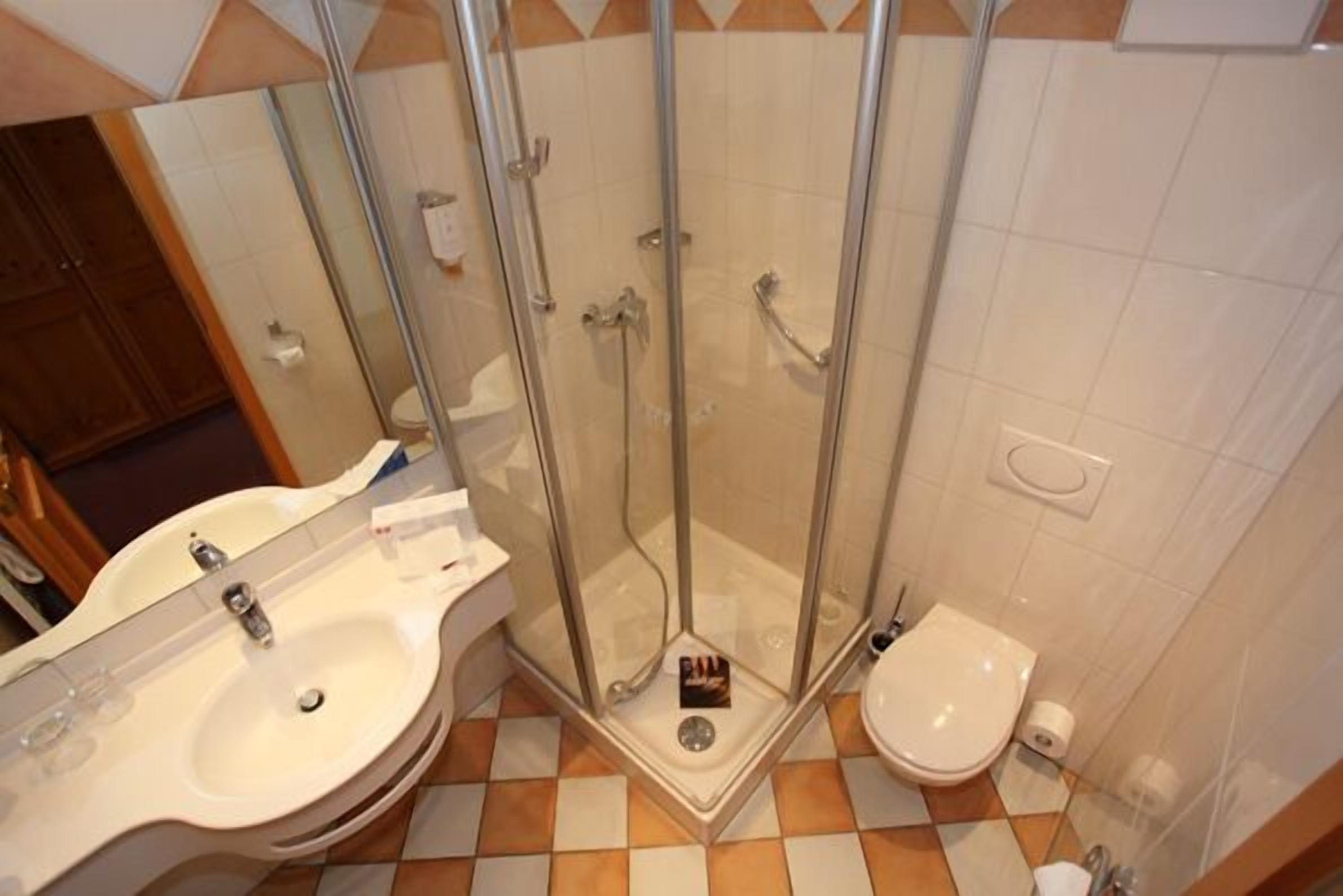 standard double room, 1 double bed, accessible, non smoking | bathroom | shower, free toiletries, towels