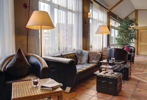Lobby lounge