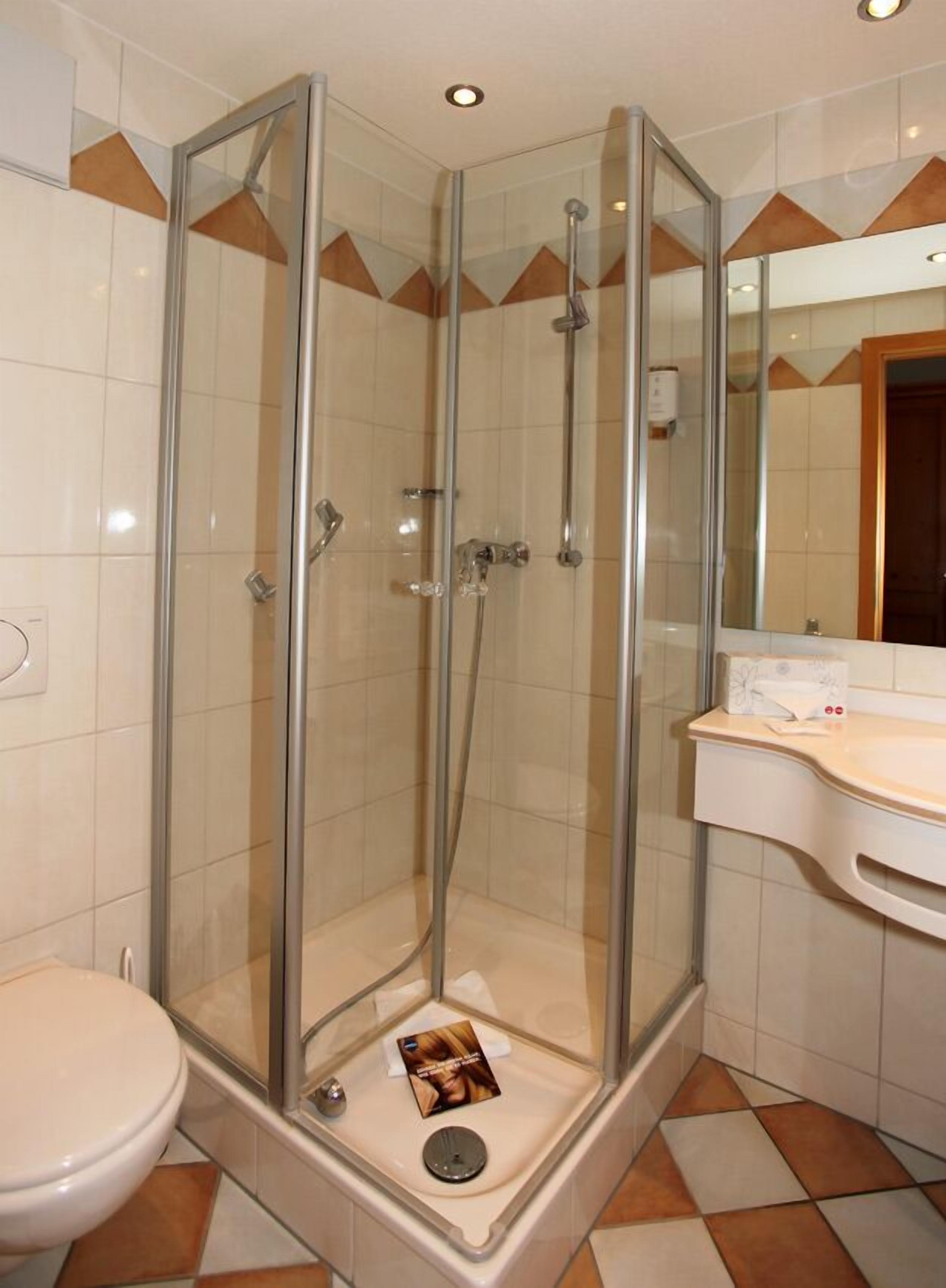 standard double room, 1 double bed, accessible, non smoking | bathroom | shower, free toiletries, towels