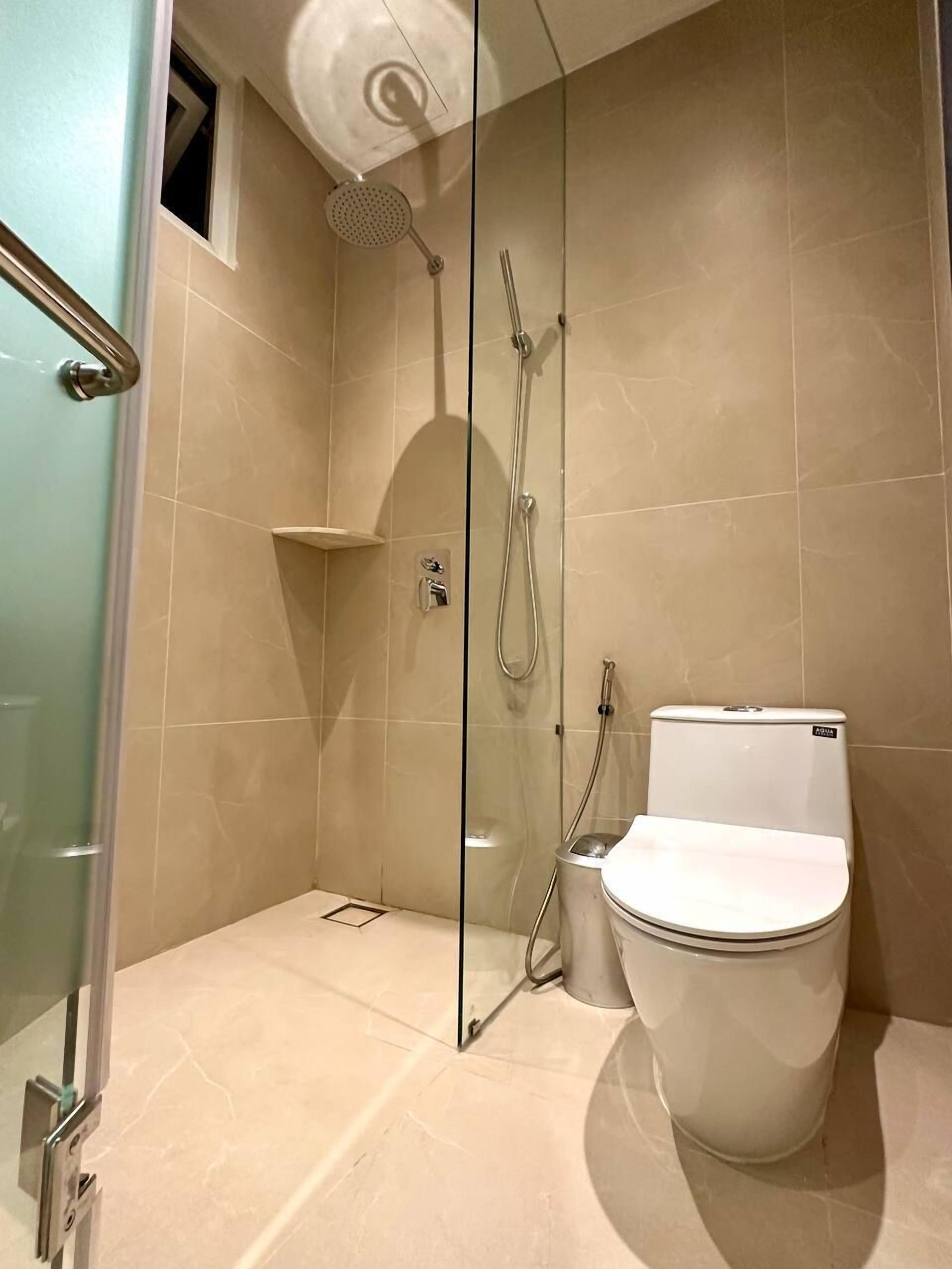 executive room | bathroom | shower, designer toiletries, hair dryer, slippers