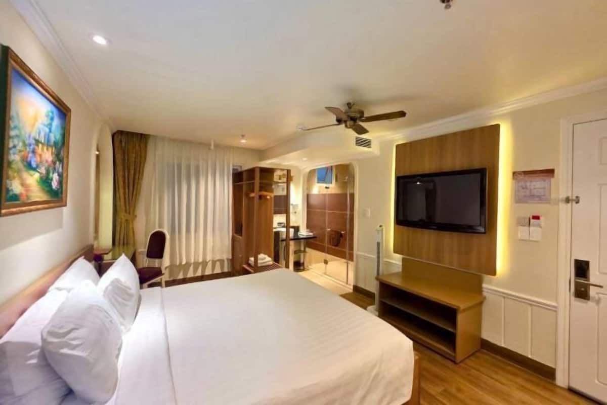 Minibar, caja fuerte, escritorio y cortinas opacas