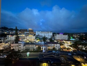 Habitación ejecutiva doble | Minibar, caja fuerte, escritorio y cortinas opacas