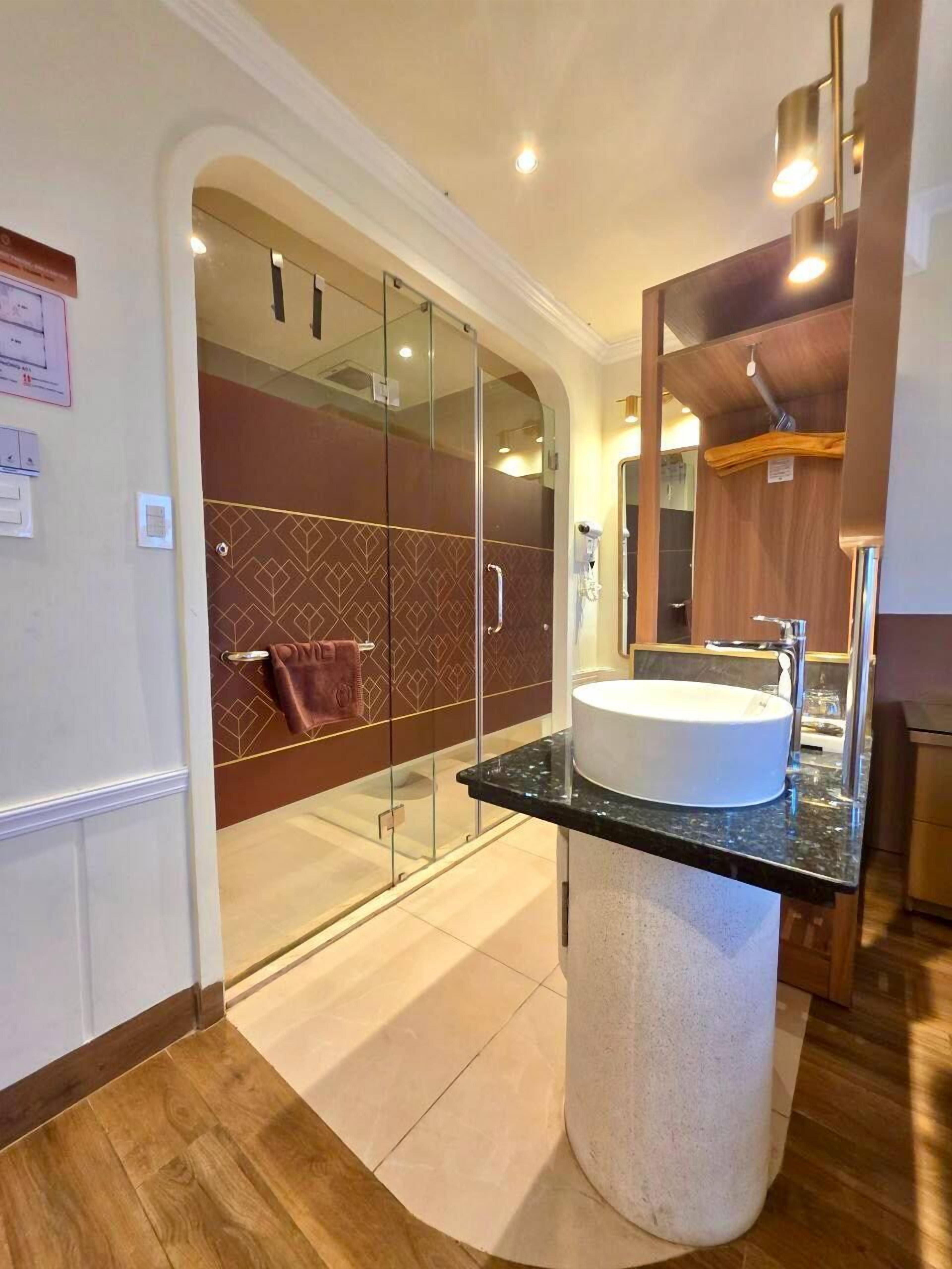 executive double room | minibar, in-room safe, desk, blackout curtains