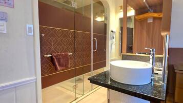 Executive Double Room | Bar mini, peti besi dalam bilik, meja, langsir/tirai gelap terus