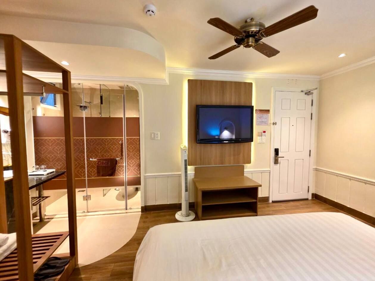 executive room | minibar, in-room safe, desk, blackout curtains