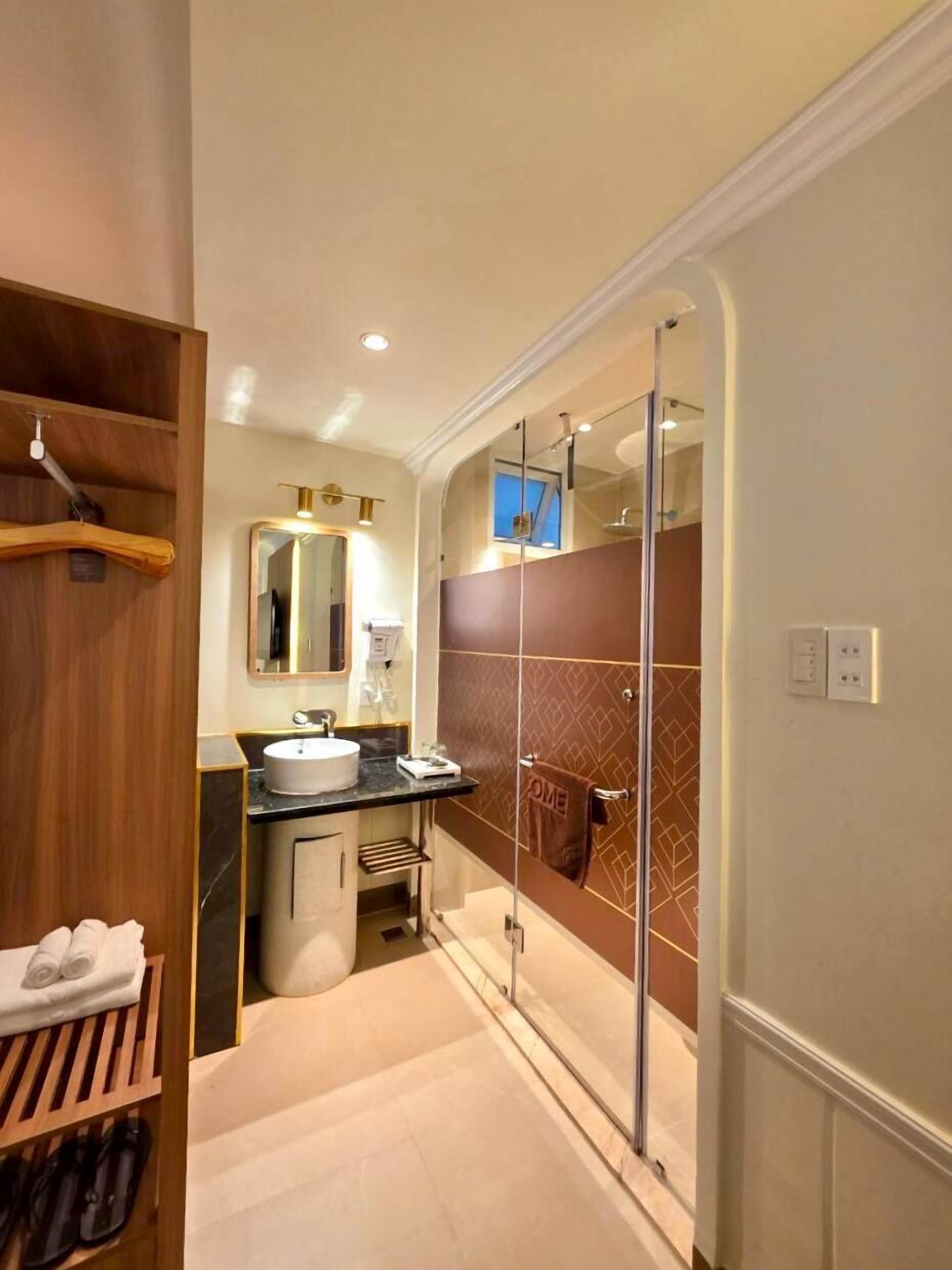 executive room | minibar, in-room safe, desk, blackout curtains