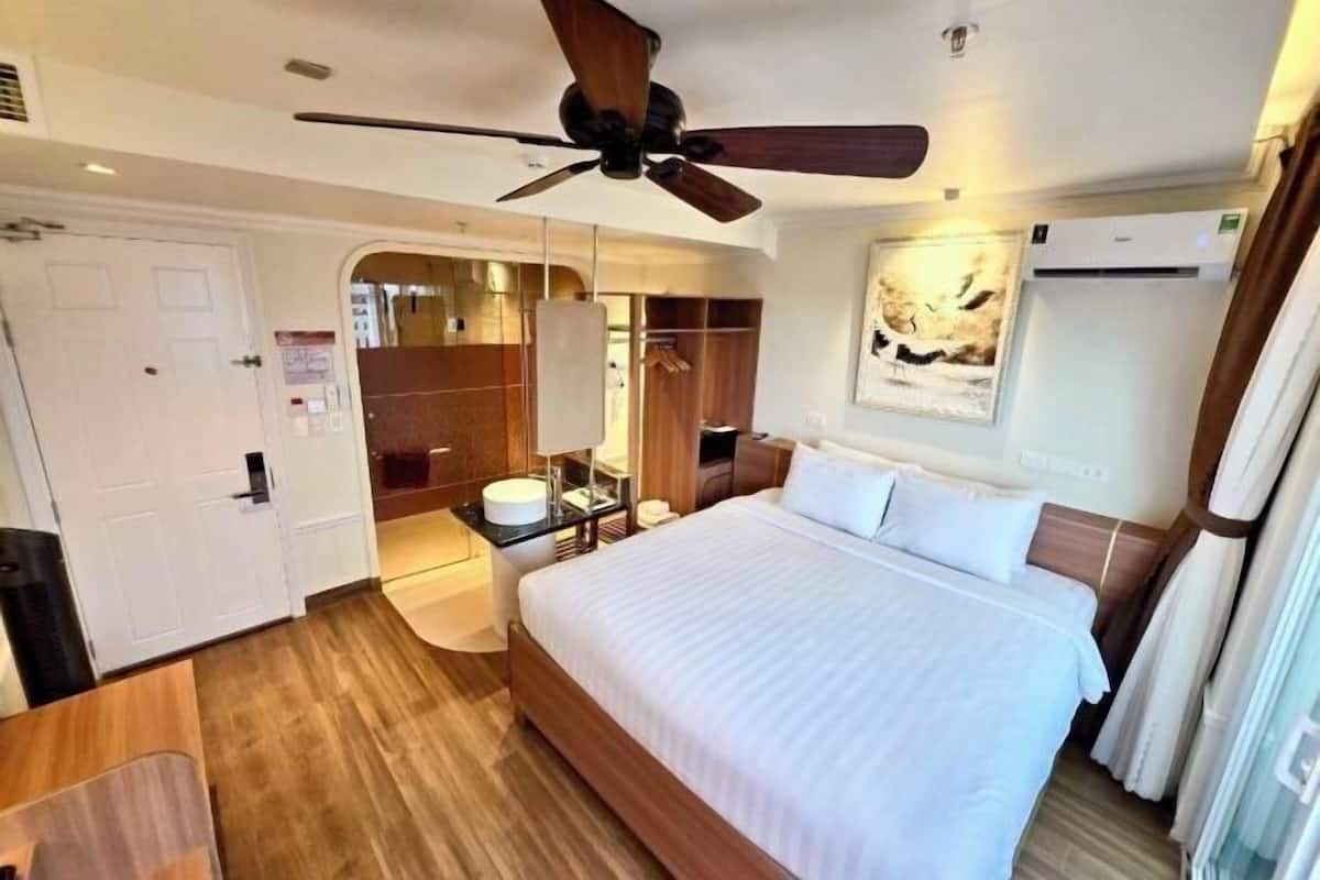 Minibar, caja de seguridad en la habitación y escritorio