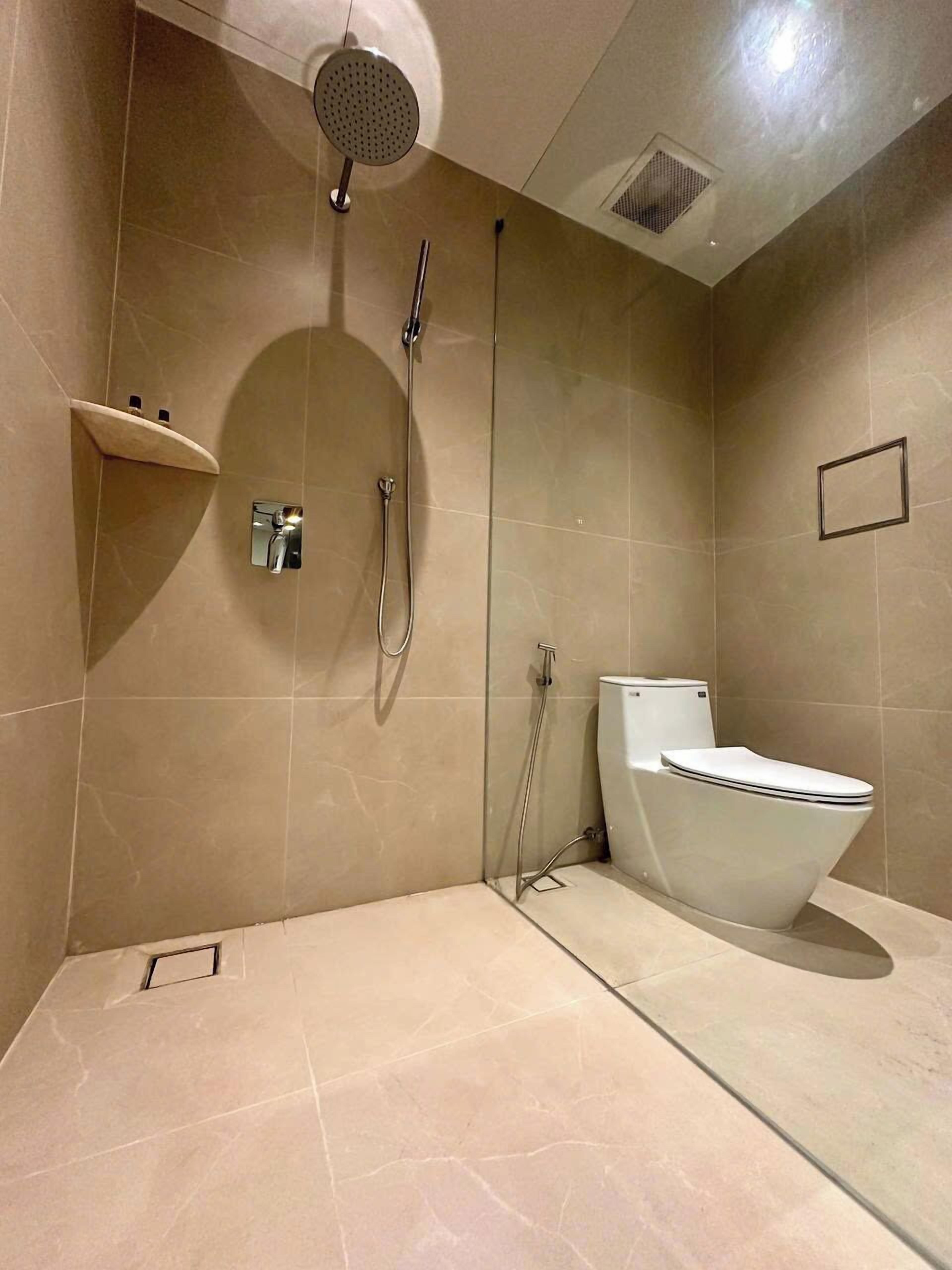 executive double room | bathroom | shower, designer toiletries, hair dryer, slippers