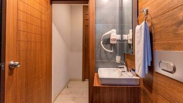 Secador de pelo, toallas