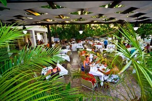 2 Restaurants, Mittagessen, Abendessen, griechische Küche