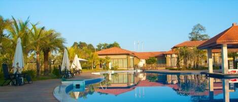 Piscina externa, espreguiçadeiras