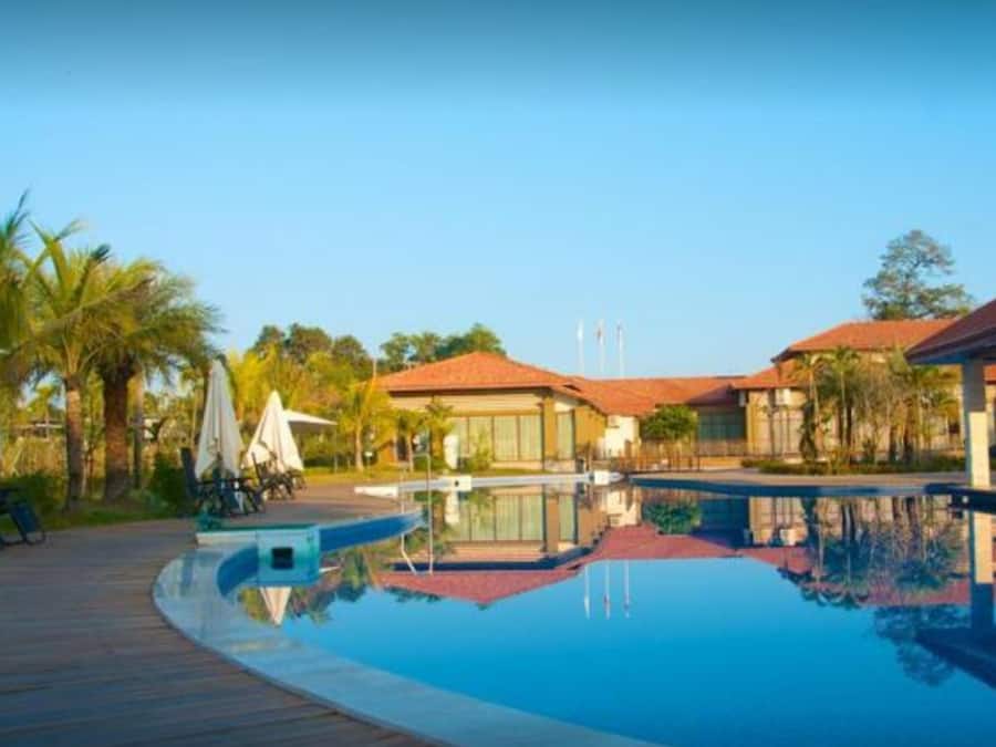 Een buitenzwembad, ligstoelen bij het zwembad