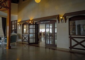 供应早餐、午餐和晚餐，国际美食