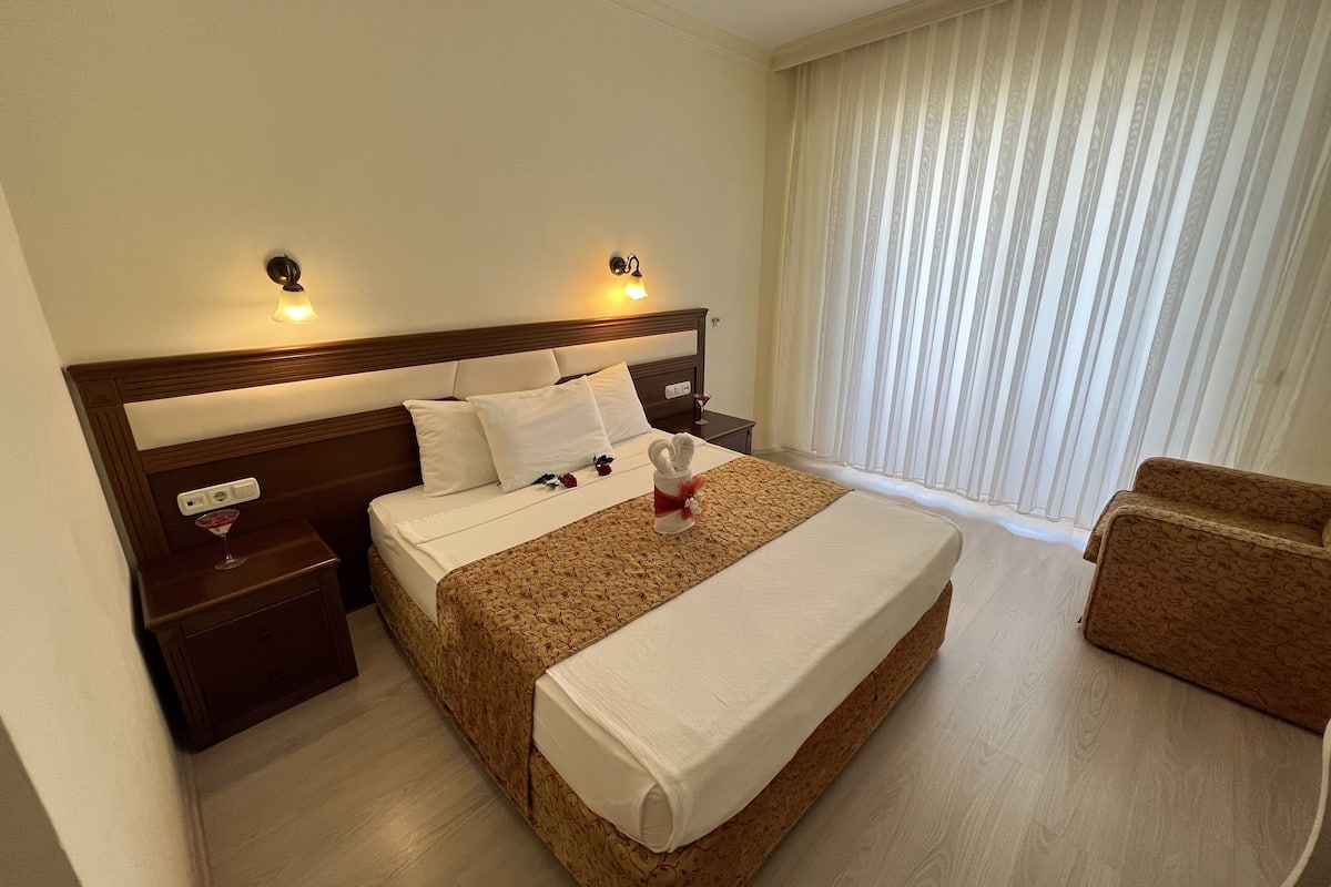 Hochwertige Bettwaren, Minibar, Zimmersafe, Schreibtisch
