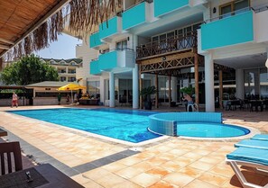 Piscine extérieure (ouverte en saison), parasols de plage