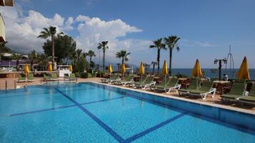 AuĂenpool (je nach Saison geöffnet), Sonnenschirme, LiegestĂŒhle