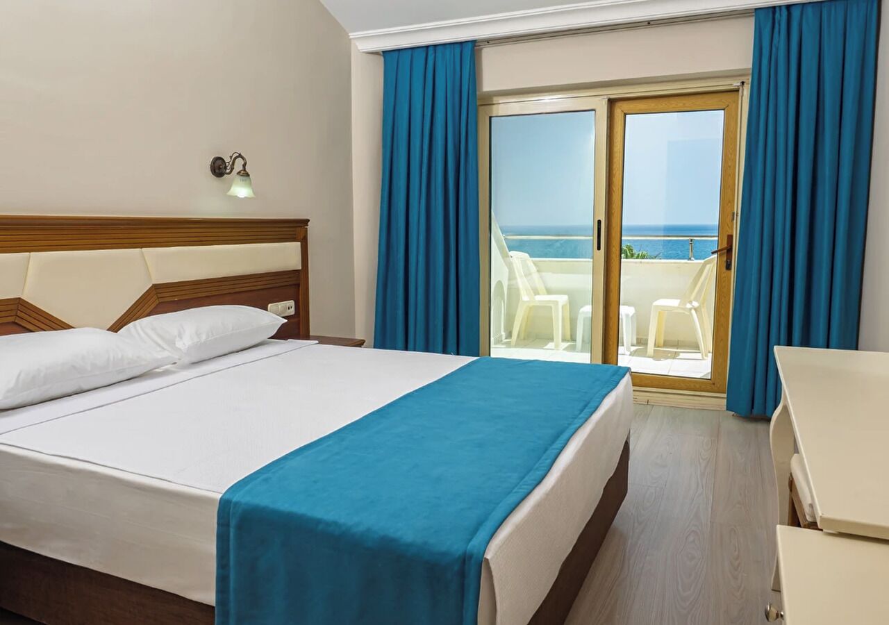 Standard Room | Minibar, in-room safe, desk, iron/ironing board