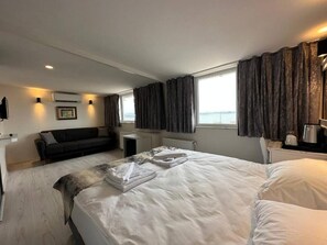 In-room safe, desk, soundproofing, iron/ironing board - Istanbul Hanedan Hotel (Istanbul)