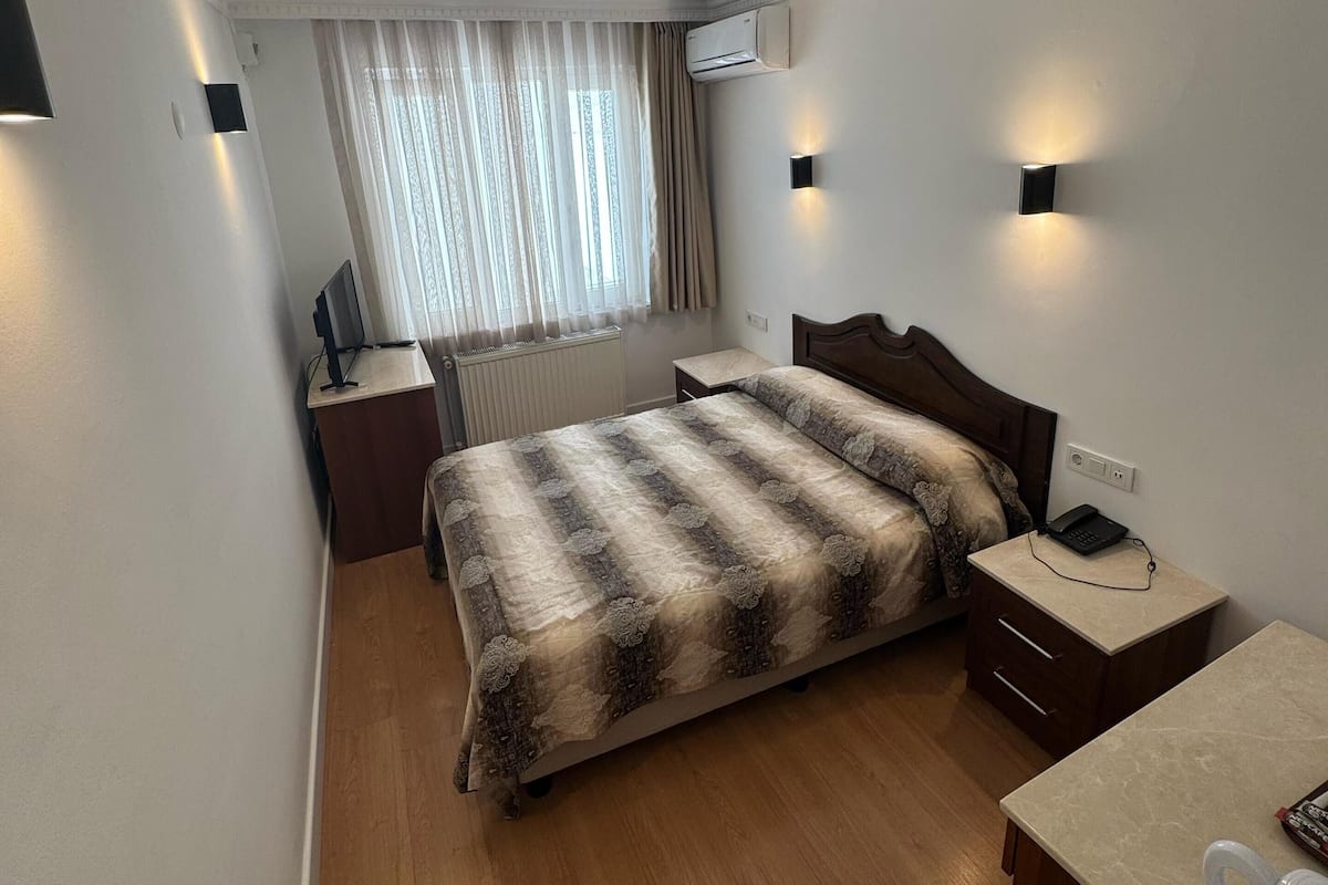Basic Double Room | In-room safe, desk, soundproofing, iron/ironing board