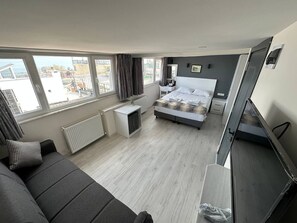 Rom – deluxe | Safe på rommet, skrivebord, lydisolert og strykejern/-brett