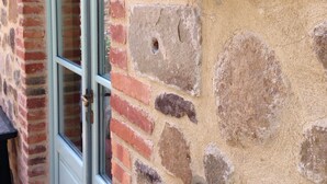 A stone wall with a plaque reading "PARIS ROUBAIX" and a door with a brass handle. - Il Borghetto Andrea Tafi (Lamporecchio)