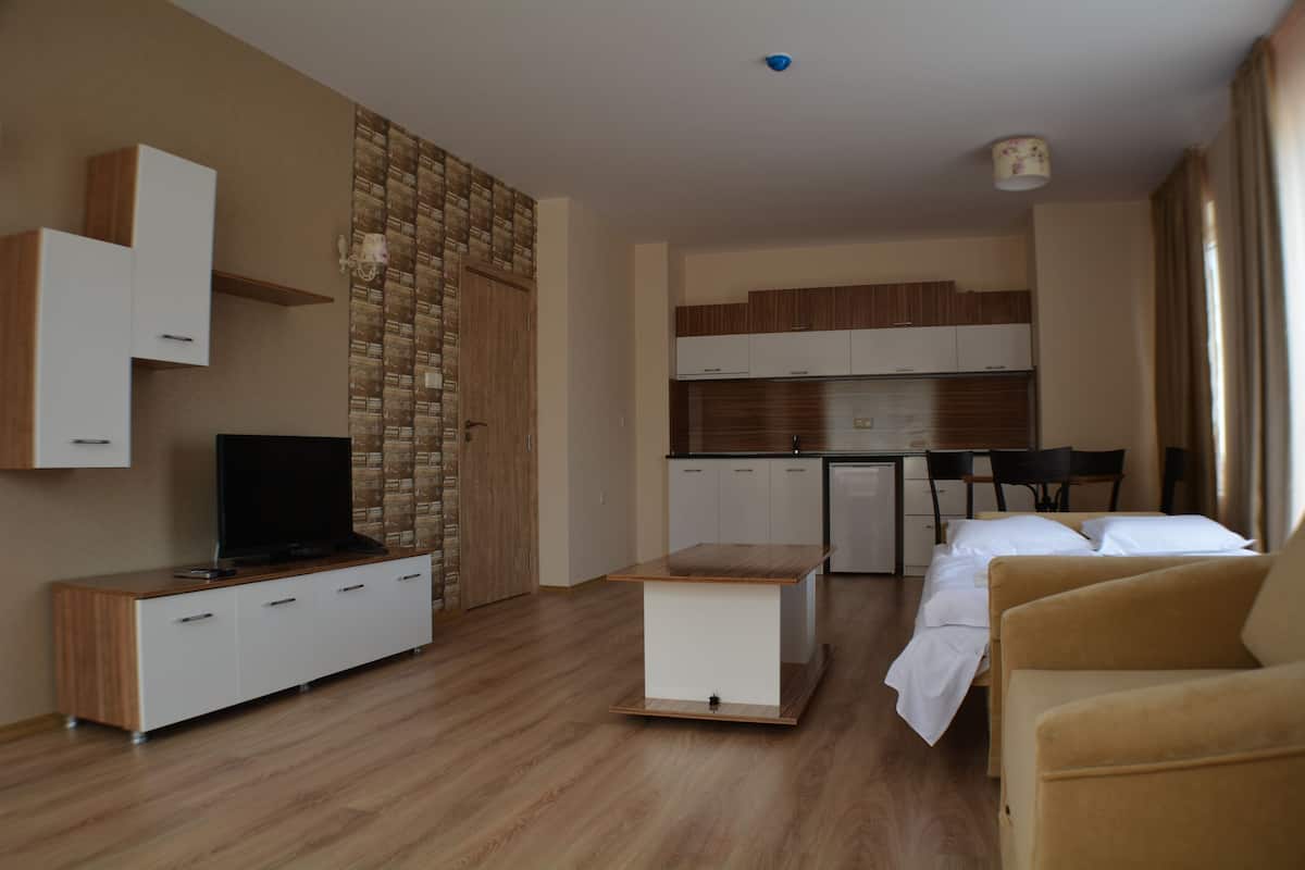 Apartment, 1 Bedroom (Free WiFi & Parking) | Living area