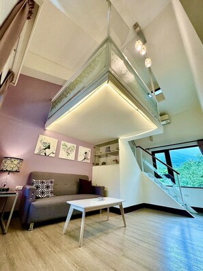 Cubrecamas, decoración personalizada, cortinas blackout y wifi gratis