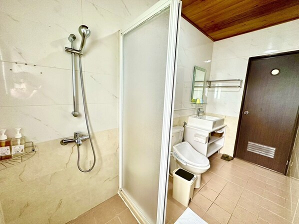 A bathroom with a shower, toilet, and sink. - Liwuzuocun Homestay (Xiulin)