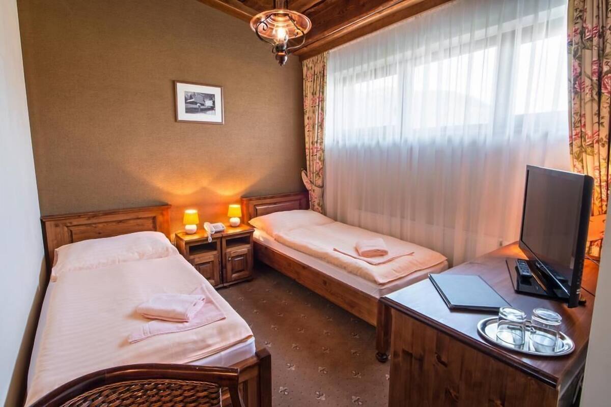 Economy Double or Twin Room, 2 Twin Beds | 1 bedroom, minibar, in-room safe, desk