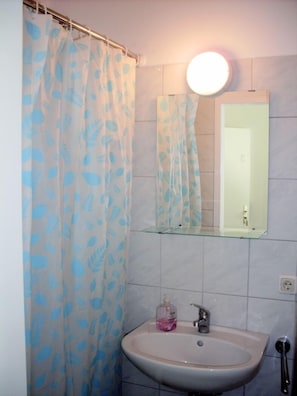 Douche, sèche-cheveux, serviettes fournies