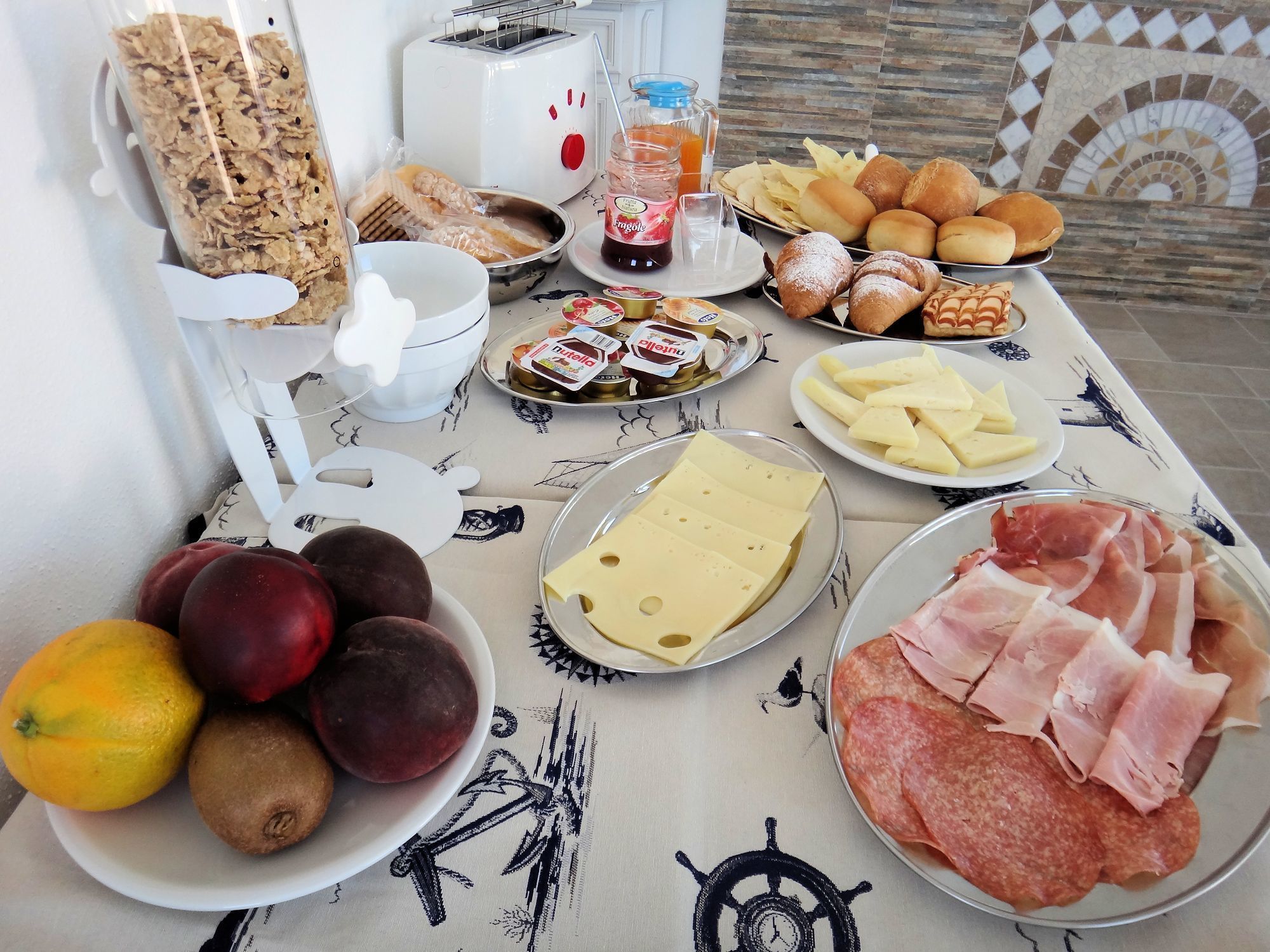 Petit déjeuner continental (9.00 EUR par personne)