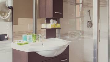Dreibettzimmer | Badezimmer | Duschwanne, kostenlose Toilettenartikel, Haartrockner, Bidet