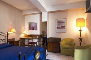 Minibar, in-room safe, desk, soundproofing - Hotel Rainero (Asti)