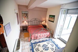 Double Room, Terrace | Minibar, in-room safe, desk, soundproofing