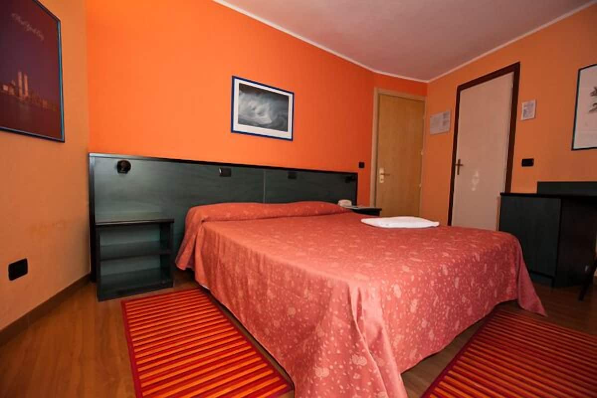 Double Room | Bar mini, peti besi dalam bilik, meja, kalis bunyi