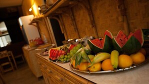 Una encimera de cocina con una variedad de frutas y verduras.