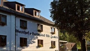 Rakennuksessa on kyltti, jossa lukee: ”Gasthof & Gasthof Alt-Wok”.
