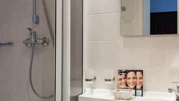 Dusche, kostenlose Toilettenartikel, Handtücher