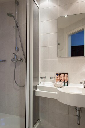 Shower, free toiletries, towels - Landhotel Alt-Jocketa (Poehl)