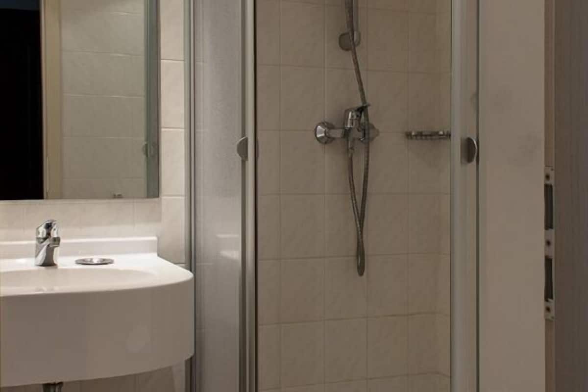 shower, free toiletries, towels