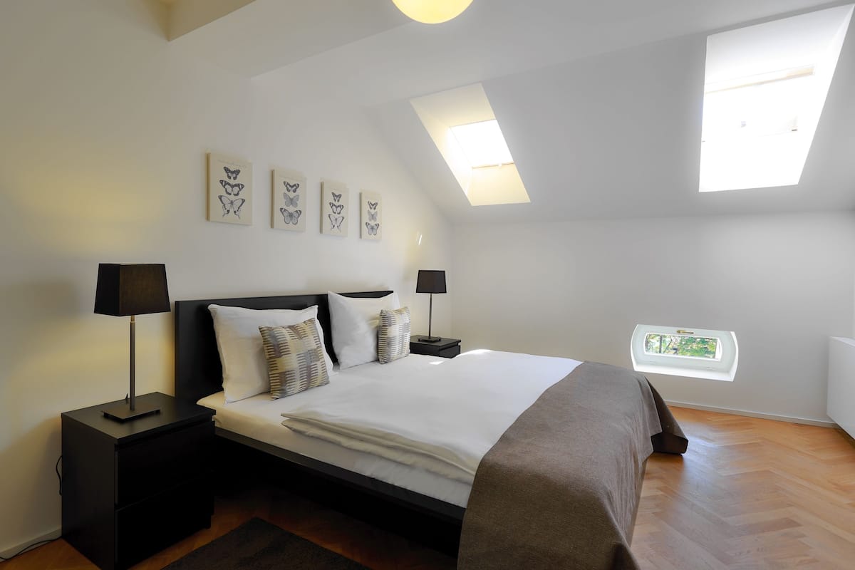 Escritorio, cunas, wifi gratis y ropa de cama