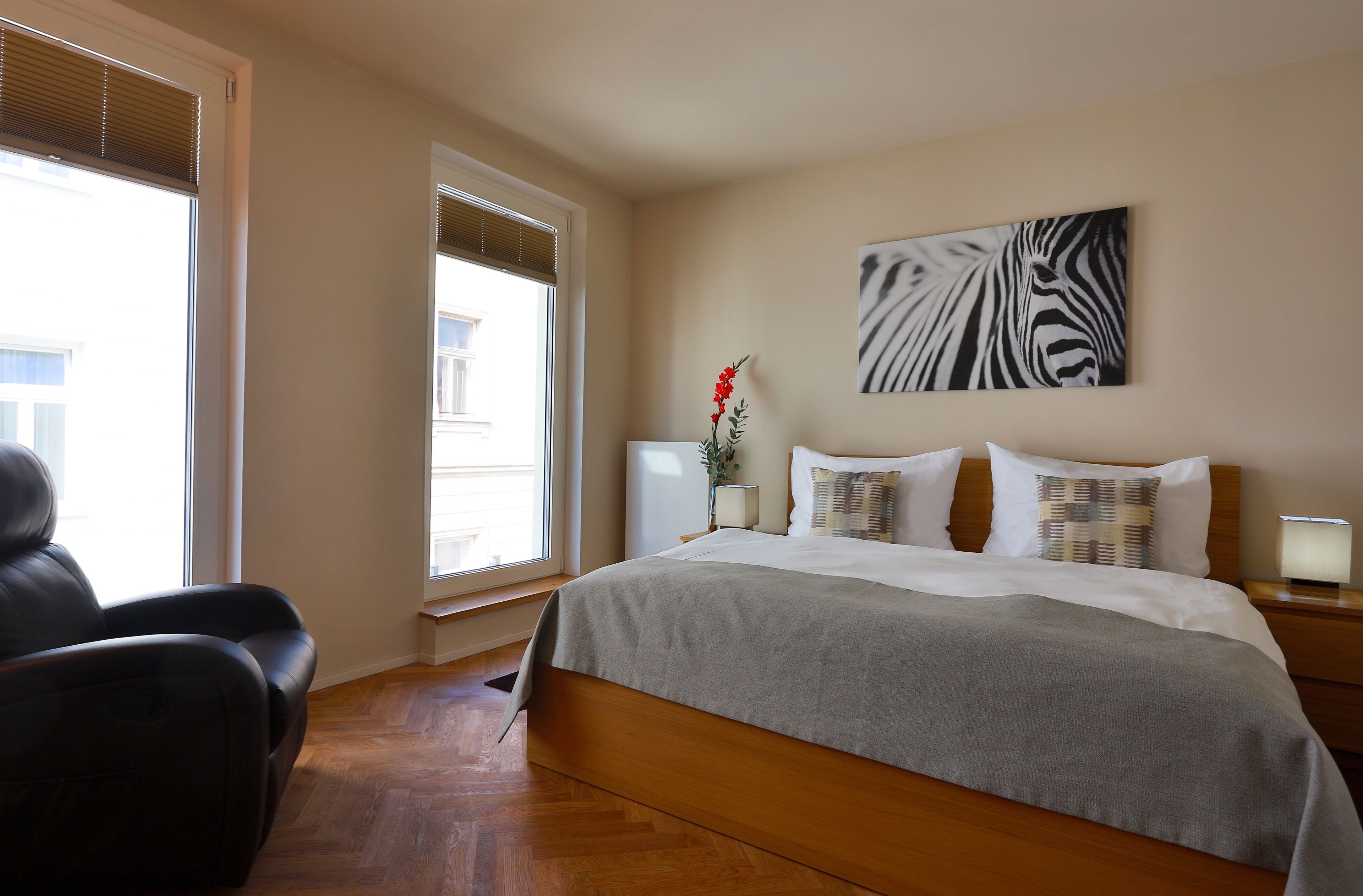 Escritorio, cunas, wifi gratis y ropa de cama 