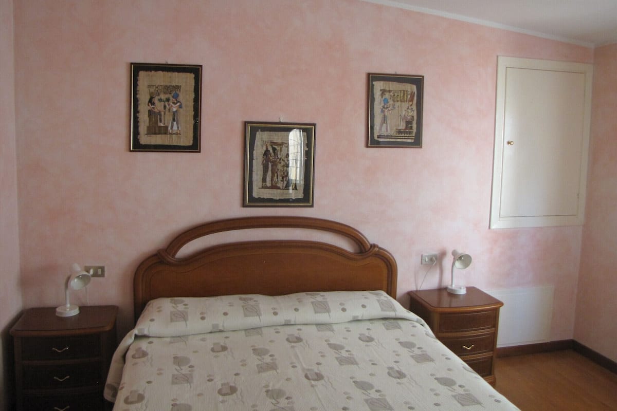 3 bedrooms, in-room safe, blackout drapes, WiFi (free)