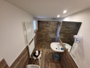 Apartment, 3 Bedrooms, 2 Bathrooms | Bathroom | Hair dryer, bidet, towels - Casa Alkea (Brenzone sul Garda)